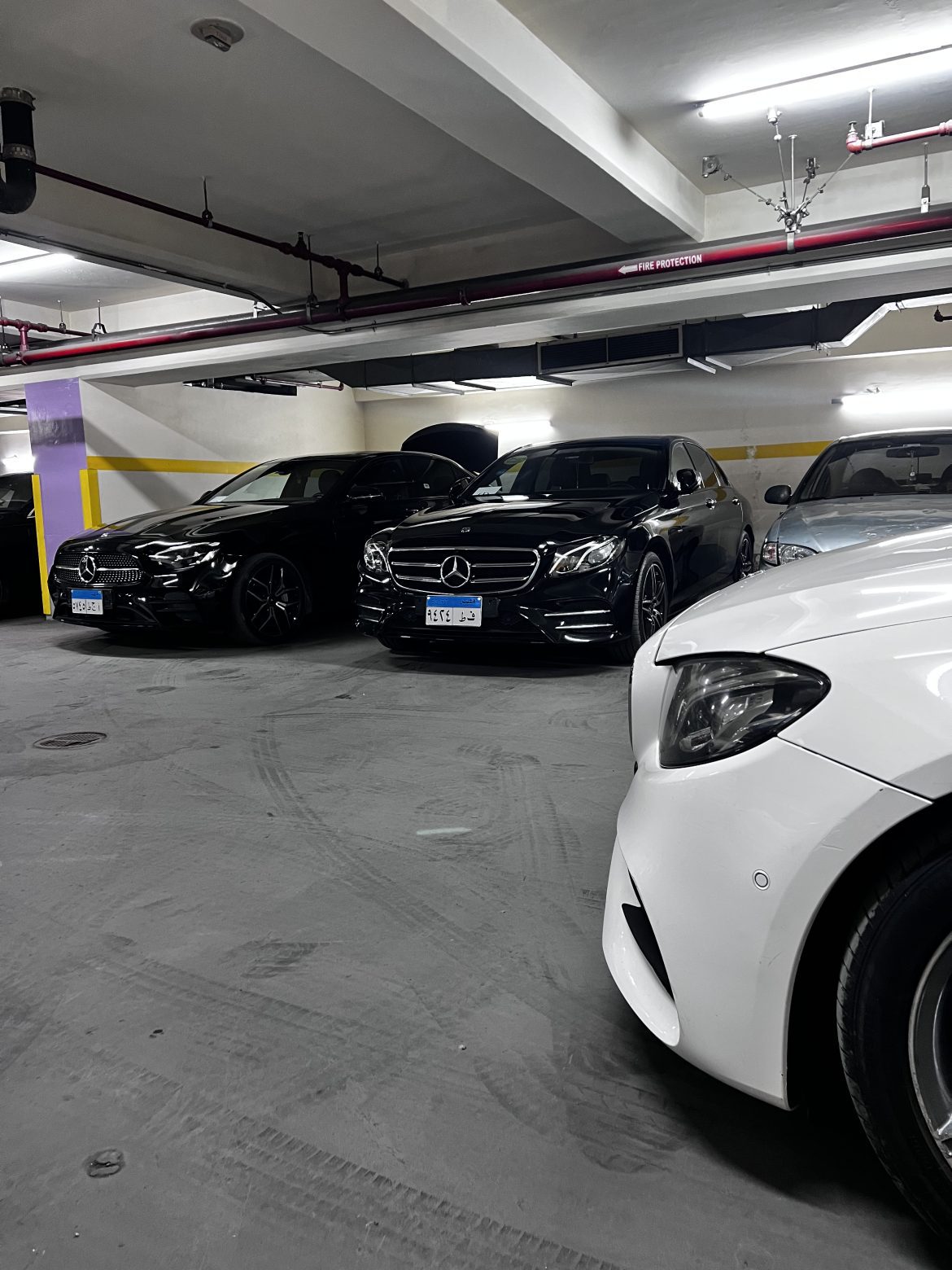 أسطول متنوع من السيارات الفخمة