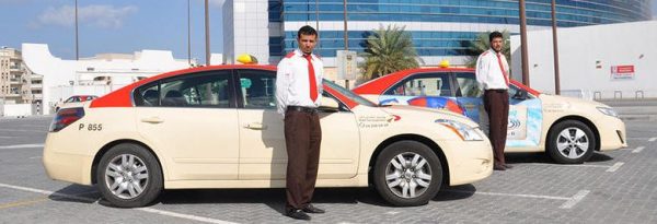 سيارة مع السواق