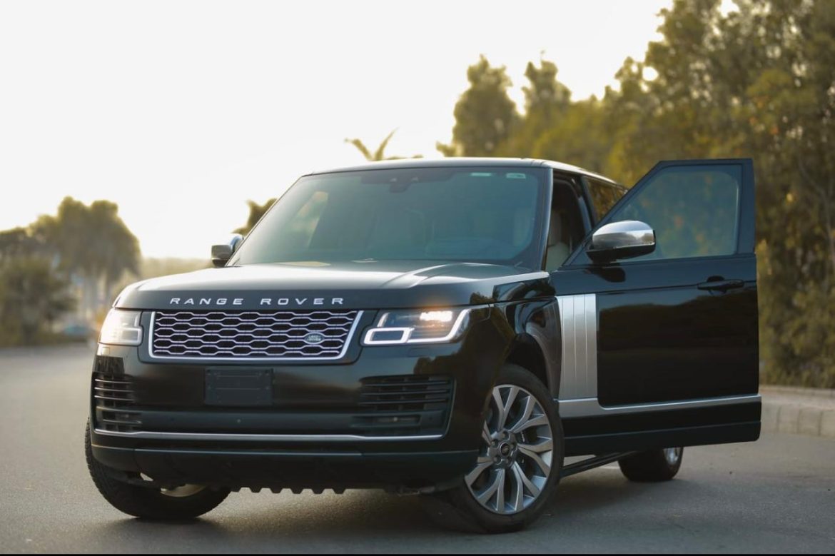 سيارة خاصة من المطار